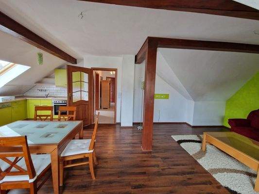 Zimmer mit Küche im Dachgeschoss