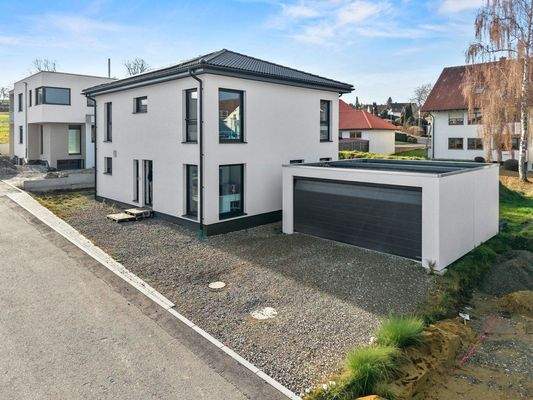 Wohnhaus und Doppelgarage