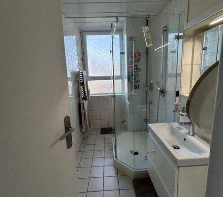 Bad mit Fenster.jpeg