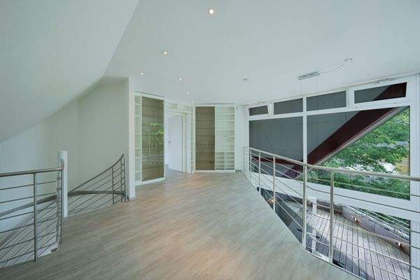 Galeriebereich mit riesiger Fensterfront