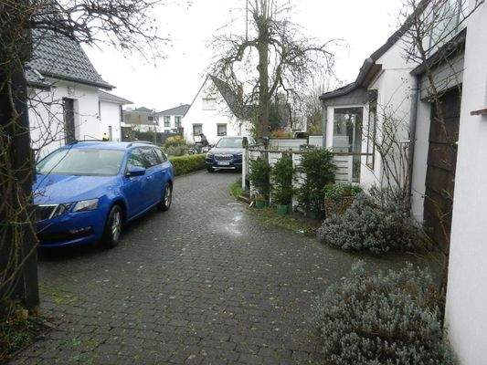 Parkfläche vor dem Haus.JPG