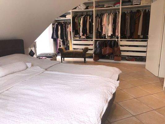 Schlafzimmer mit intrigiertem offenem Schrank 