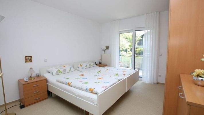 Schlafzimmer mit Zugang zum zweiten Balkon mit südlicher Sonnenausrichtung