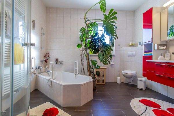 Badezimmer mit Badewanne und Dusche