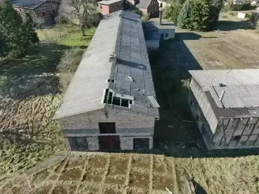 Kühstall von oben, Dachschäden