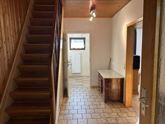 Flur und Treppe ins DG