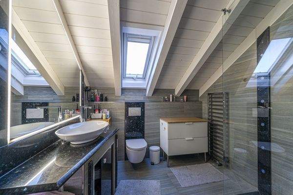 Badezimmer Dachgeschoss Bild 1