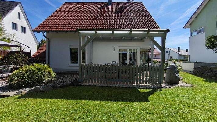 Garten mit Terrasse vor dem Wohnzimmer
