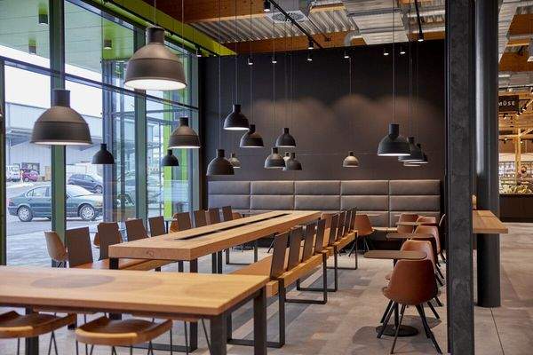 Einladender Gastraum mit modernem Design