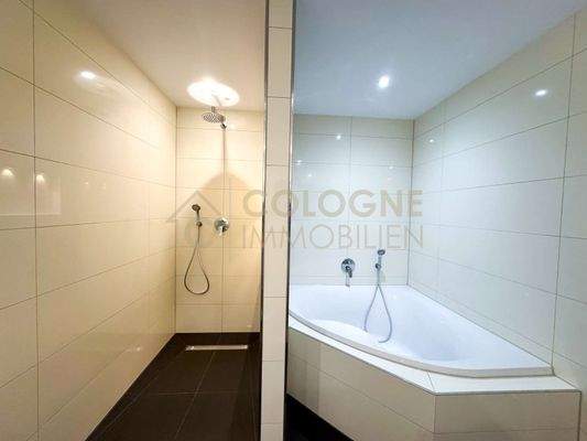 Dusche und Badewanne im Badezimmer 