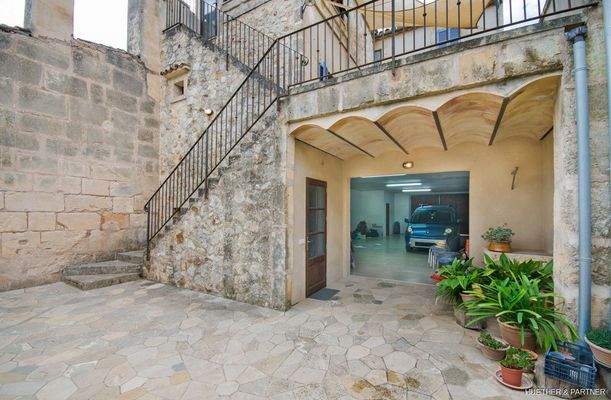 Terrasse und Eingang zur Garage