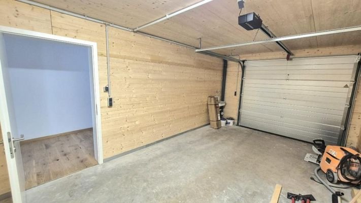 Garage mit Zugang ins Haus