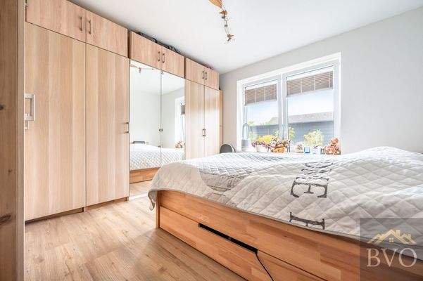 Gemütliches Schlafzimmer mit Blick in den Garten