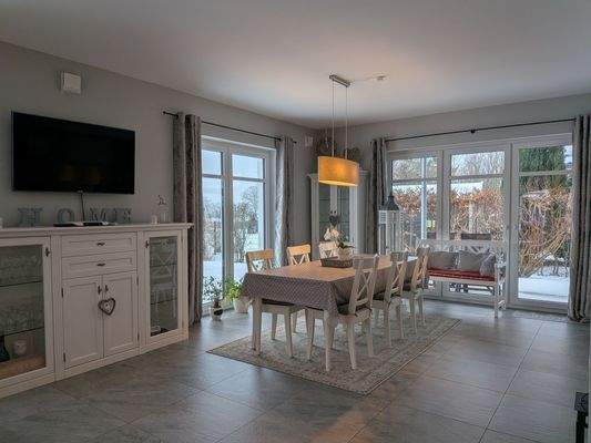Esszimmer mit Zugang zur Terrasse.