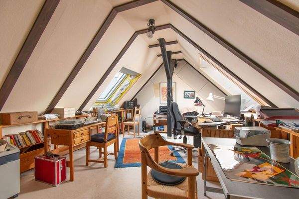 Dachraum mit großzügigem Schnitt zum Arbeiten oder Wohnen