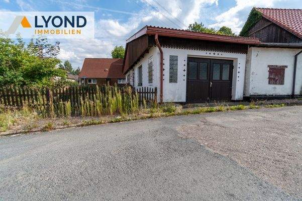 Garage auf der Gegenüberliegenden Straßenseite