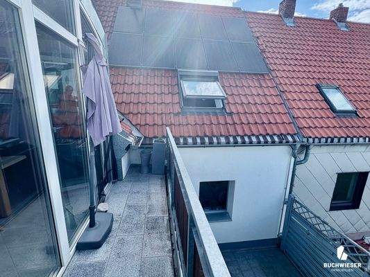 Dachterrasse mit PV-Anlage