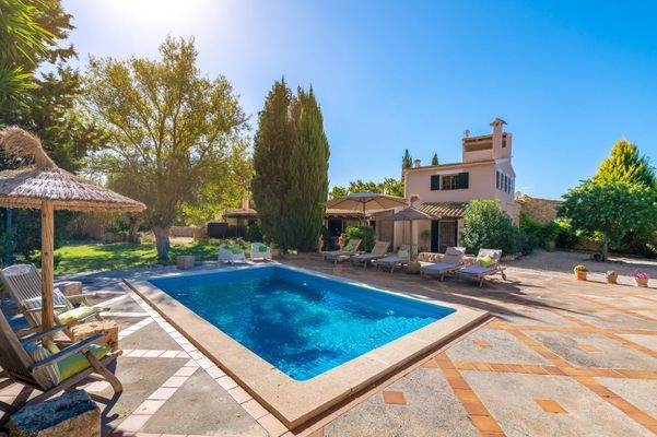 Swimmingpool umgeben von großzügigen Sonnenterrassen