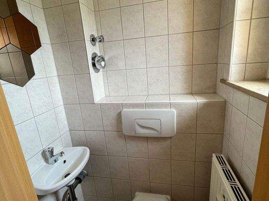 WC mit Waschbecken und Fenster