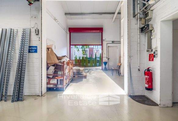 Fachmarkt: Anlieferungsbereich LKW-Rampe