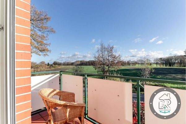 Sonniger Balkon mit Fernsicht