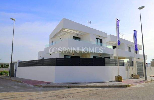 3-Bedroom Houses with Swimming Pools in Dolores Alicante