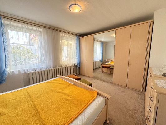 hofseitiges Schlafzimmer im Erdgeschoss