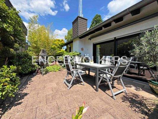 Großzügige Terrasse mit angrenzendem Garten
