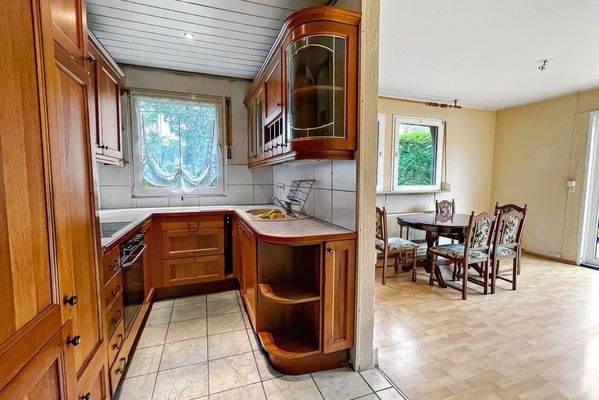 Küche mit Zugang zum Wohnzimmer 