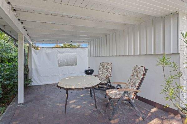 Überdachte Terrasse (ca. 35m²) am Ende des Anbaus mit Südwest- und Nordwestausrichtung.