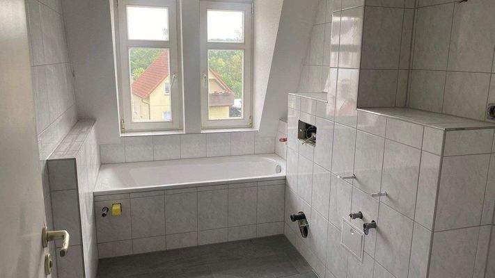 Bad mit Wanne und Dusche Bild 1.jpg