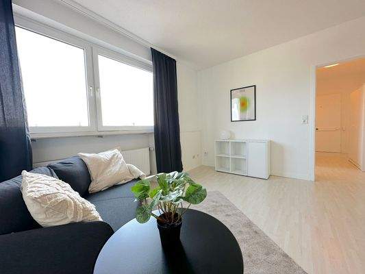 Helles Wohnzimmer mit Sofa