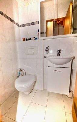 Bad mit Duschkabine im Soutarrain