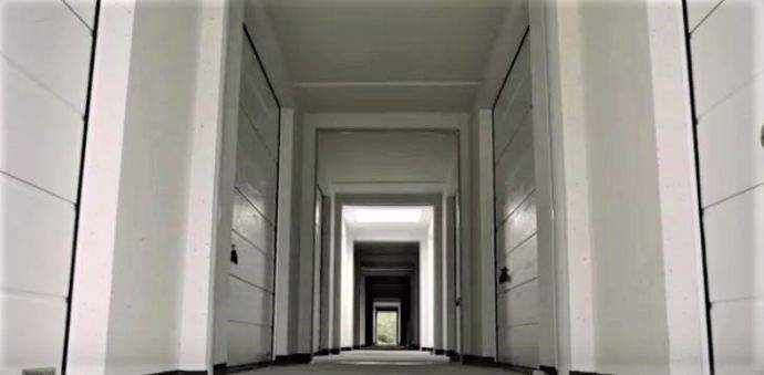 Überdachter Gang mit Lagerboxen im OG