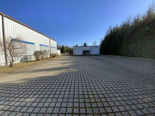 Hofbereich mit Garage