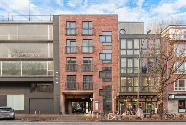 Modernes Mehrfamilienhaus mit großzügigen Fensterflächen