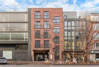 Modernes Mehrfamilienhaus mit großzügigen Fensterflächen