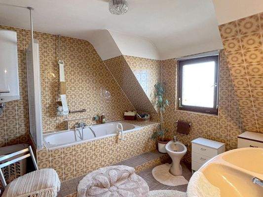 Tageslichtbad mit Badewanne im DG