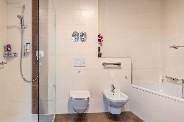 Geschmackvolle Gartenwohnung von 2013 – modern, hell und ideal gelegen