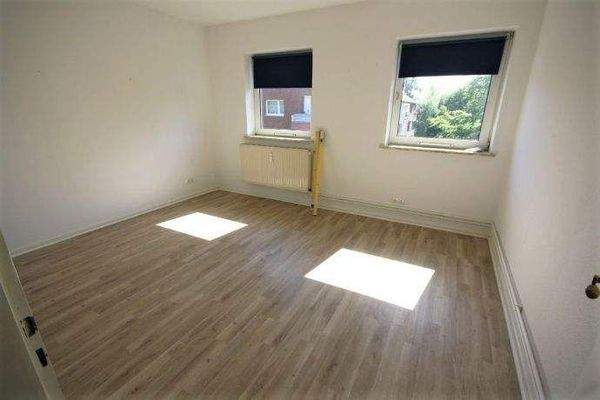 Schlafzimmer mit Laminatboden