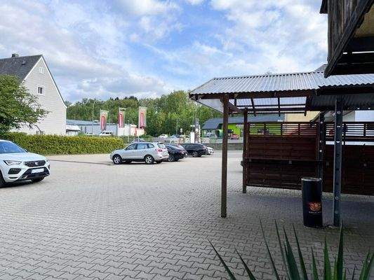 Überdachung & Parkplatz