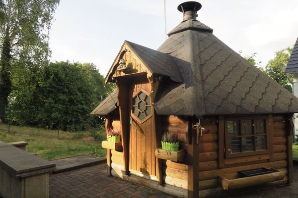 Holz-Grillhütte im Garten