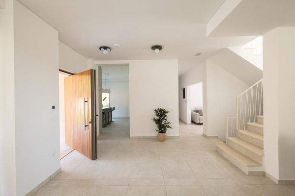 Kreta, Tavronitis: Zeitgenössisch eingerichtete Villa mit Pool zu verkaufen