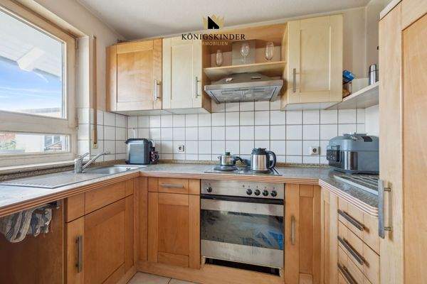 Klein, aber oho. Diese Küche bietet das perfekte Verhältnis von Stauraum und zu putzender Bodenfläche.