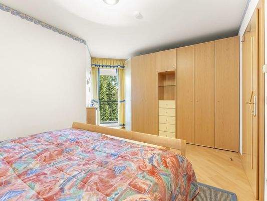 Schlafzimmer mit Zugang zum Balkon