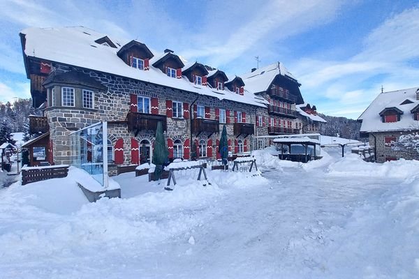 Restaurant und Bar im Skigebiet "Carezza" auf dem Costalunga-Pass im Trentino / Südtirol