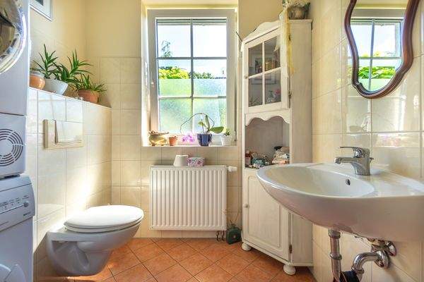 Gäste-WC mit Waschmaschinenstellplatz