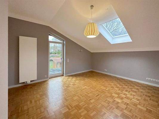 Schlafzimmer im Obergeschoss mit Balkonzugang
