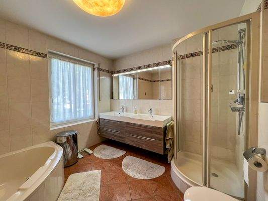 Bad mit Wanne und Dusche