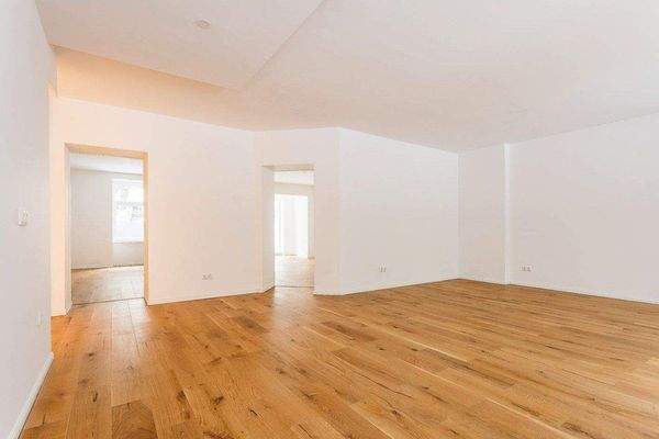 Geräumiges Wohnzimmer